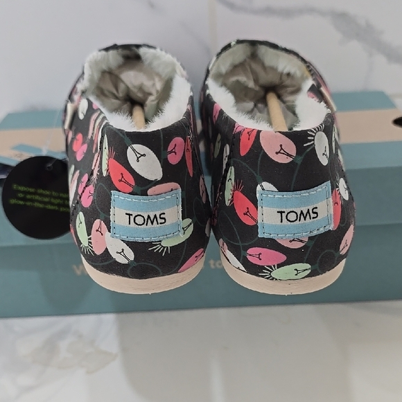 TOMS Colorful Christmas Light Print Shoes - Picture 8 of 10